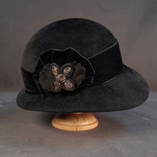 S-421 Women&rsquo;s Black Felt Hat Floral Applique Vintage Style