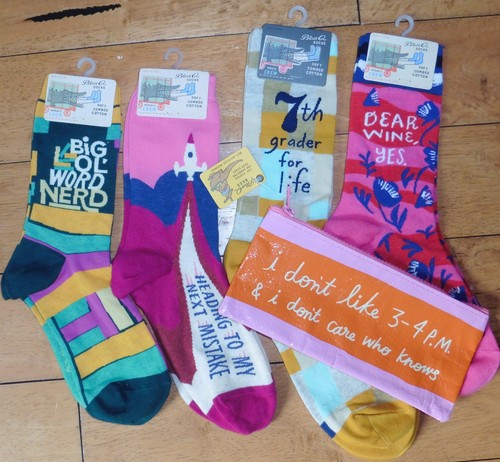 BLAU Q vier Paar Socken & recycelter Beutel mit Reißverschluss alle neu mit Etikett