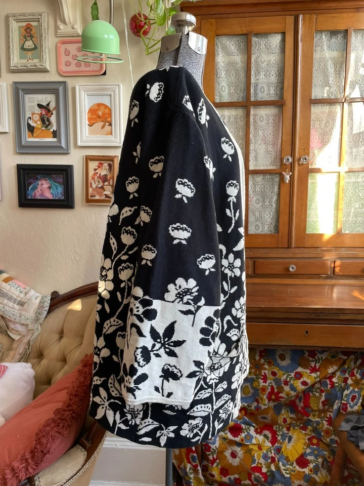 Cardigã Gudrun Sjoden linho algodão bronzeado branco preto botão madrepérola GG - Imagem 2 de 4