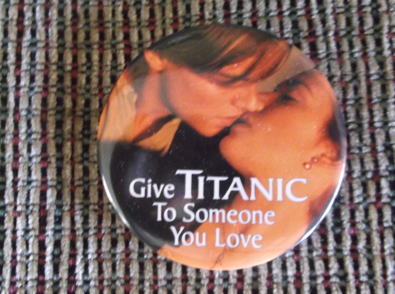 LEONARDO DICAPRIO TITANIC MOVIE PROMO PIN KATE WINSLET 1998 PINBACK