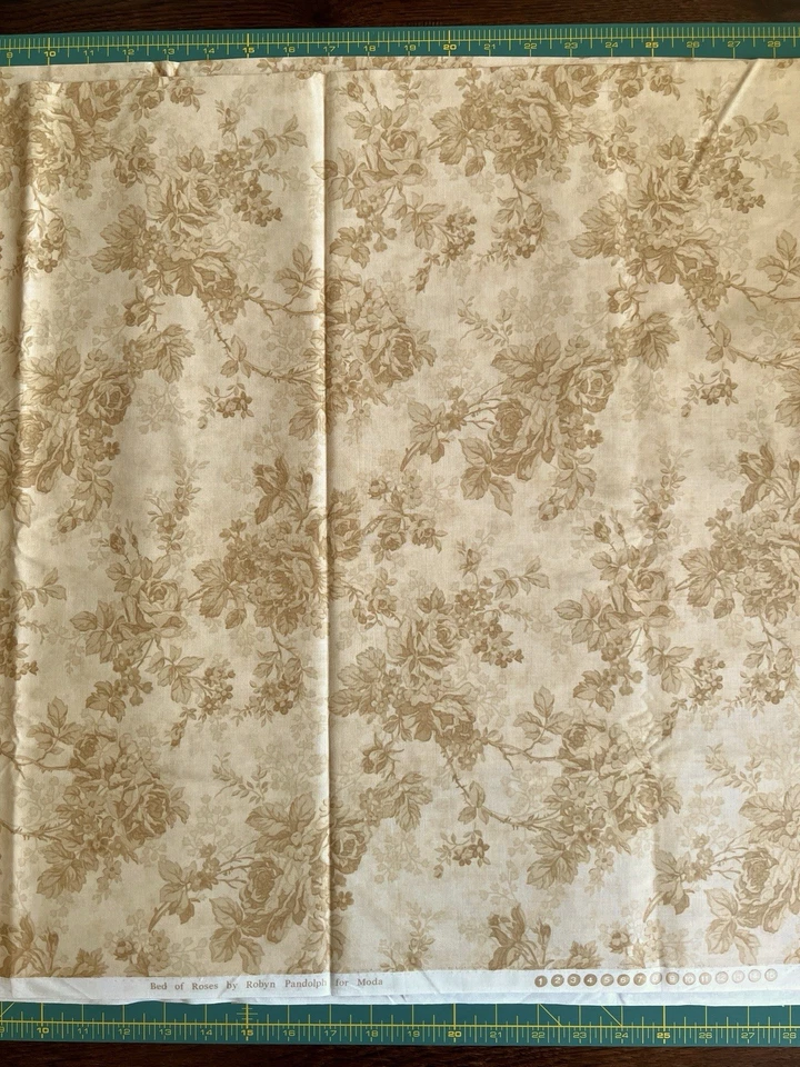 Cama de rosas MODA de Robyn Pandolph 4 yardas tono crema sobre tono tela rosa - De colección Foto 2 de 3