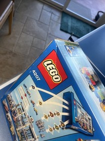 LEGO City Garage (4207, 933 pieces, 2012) New (old stock)