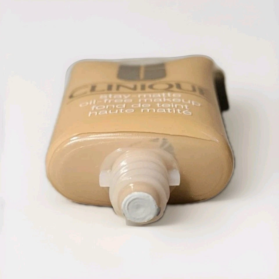 Clinique Stay-Matte Oil-Free Makeup 20 Deep Neutral New/Sealed - Image 3 of 3