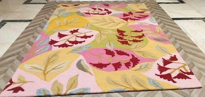 Handgetufteter Wollteppich: Buntes Blumenblatt, modernes Boho-Dekor