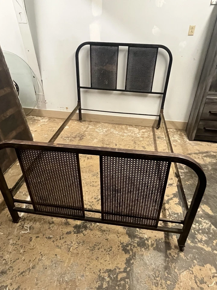 Marco de cama antiguo/cama tamaño completo/cama antigua de metal Foto 4 de 4