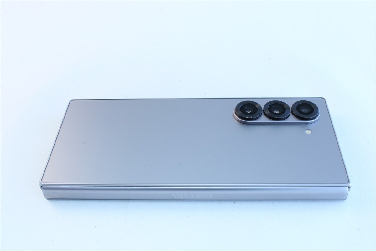 Galaxy Z Fold6（256GB / Silver Shadow） Amazon.com: Samsung Galaxy Z Fold 6 (Renewed) (AT&T, Silver Shadow