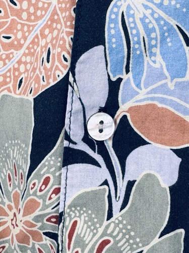 Navy blue Hawaiian shirt mens 2XL with light pink floral and green leaf print, white button closure, made in USA.
