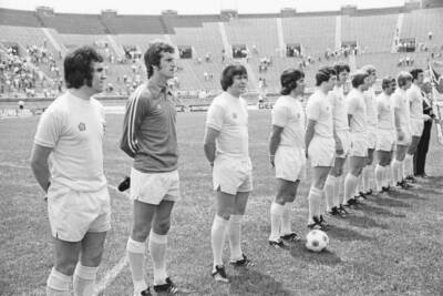 England team line-up Gerry Francis Ray Clemence Stuart Pearson Kev- Old Photo