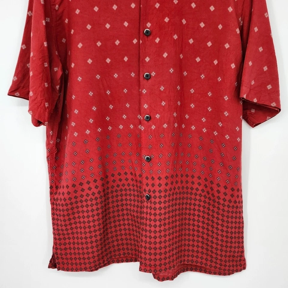 Camisa de campamento de seda lavable A{X}IST para hombre talla M roja negra geométrica mangas cortas Foto 3 de 4