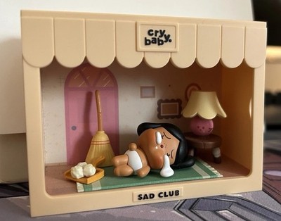 POP MART CRYBABY Sad Club Scene Sets   2 Stück (Mülltonne & Wohnzimmer)