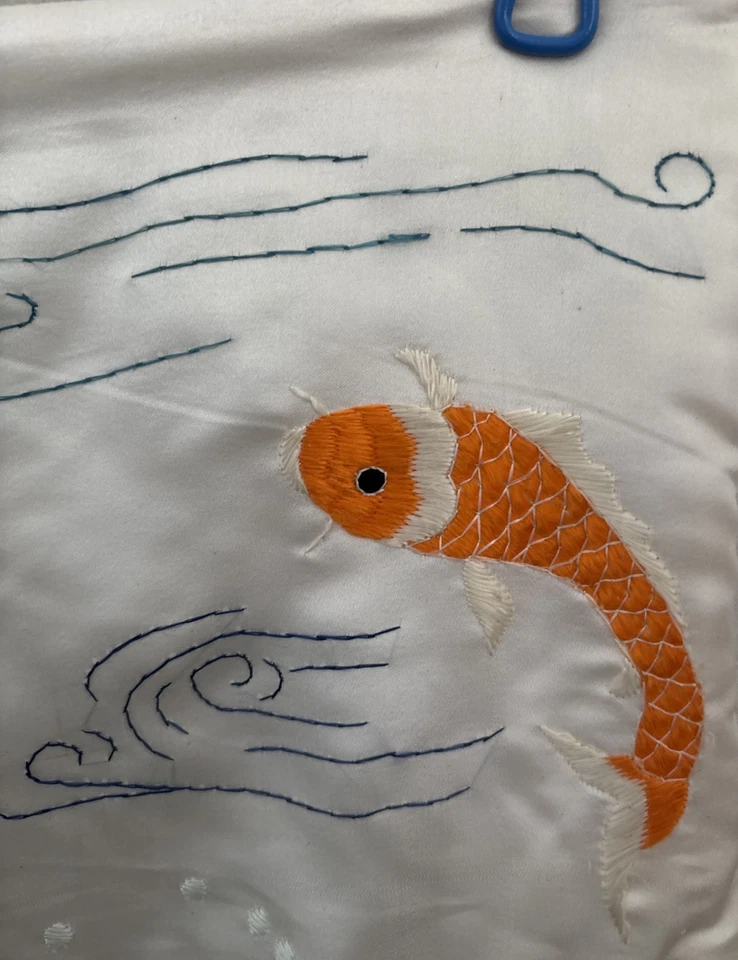 Cubierta de satén vintage pez koi marfil bordada asiática oriental única Foto 2 de 4