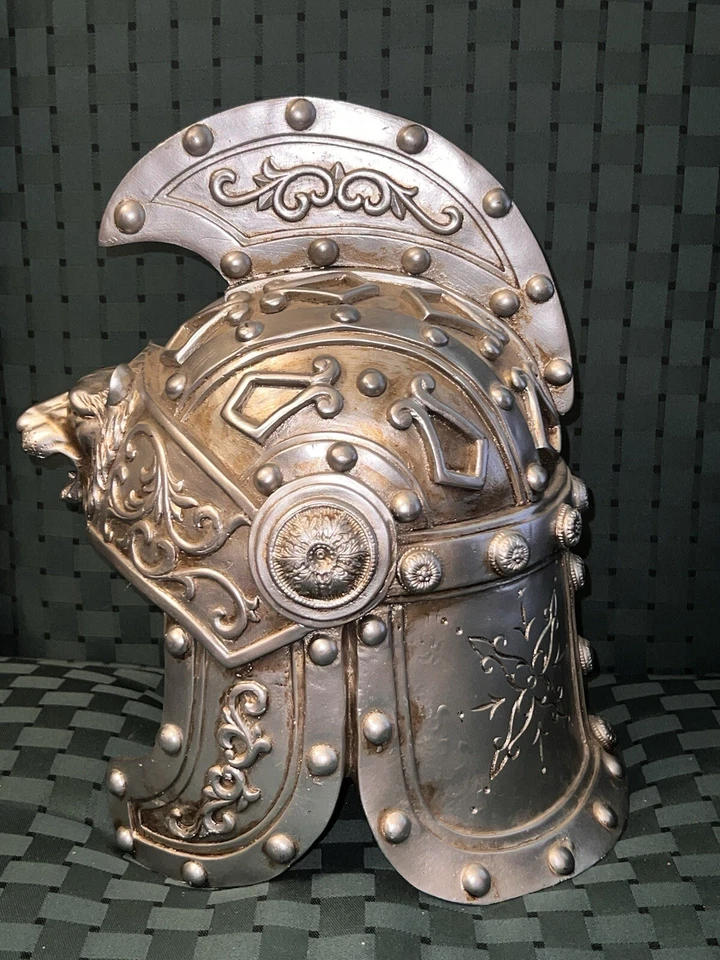 Casco antiguo ornamentado en exhibición” Foto 2 de 4