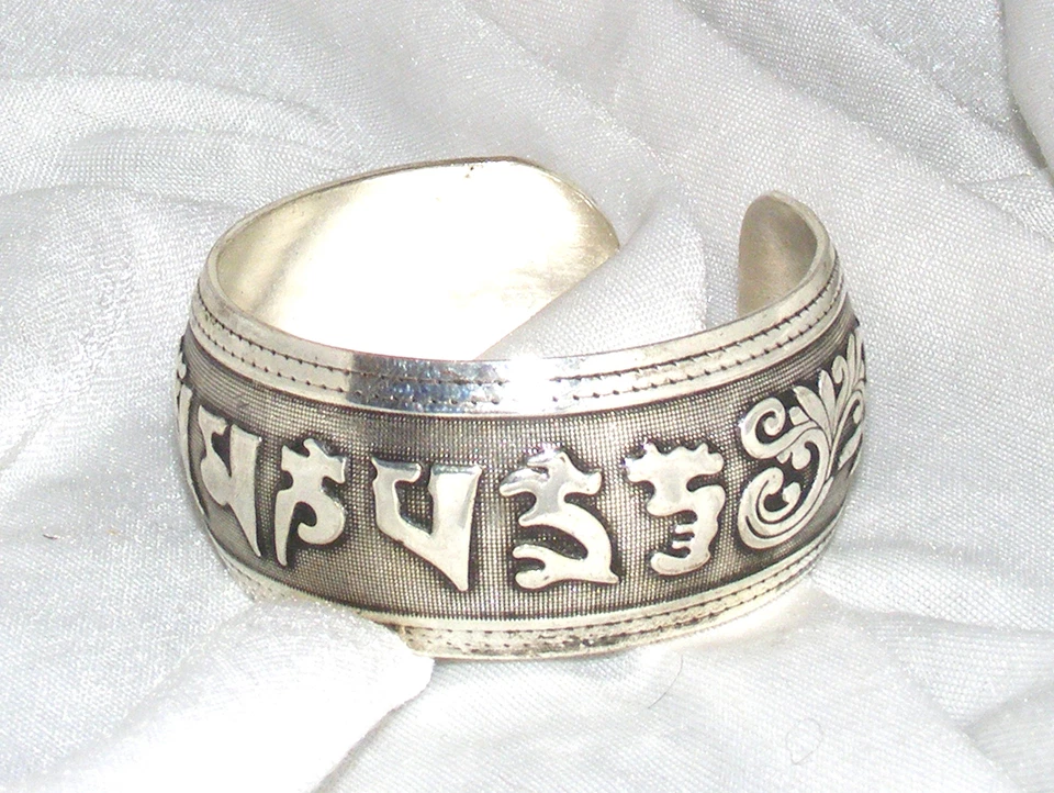 ARMBÄNDER / ARMREIFEN IN 4 DESIGNS MIT TYPISCH INDISCHEN MOTIVEN   OM DRACHE  - Bild 1 von 1