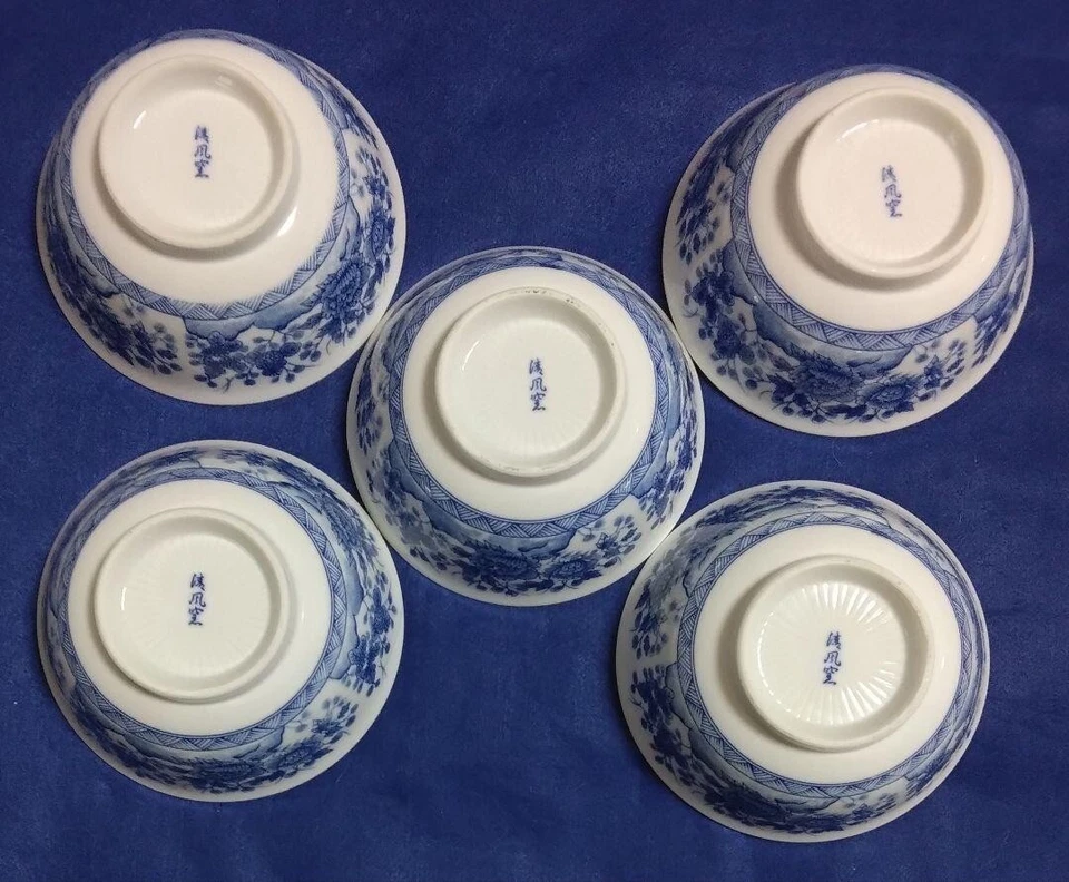 Japanese porcelain bowl with blue and white peony design rustred pink scallop - Image 2 of 4