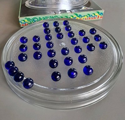 Vintage massives strukturiertes Glas Solitär Spiel mit blauen Glasmurmeln OVP