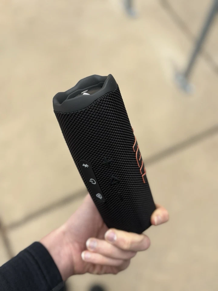 Alto-falante portátil compacto JBL Flip 7, à prova d'água | graves profundos — preto. - Imagem 2 de 3