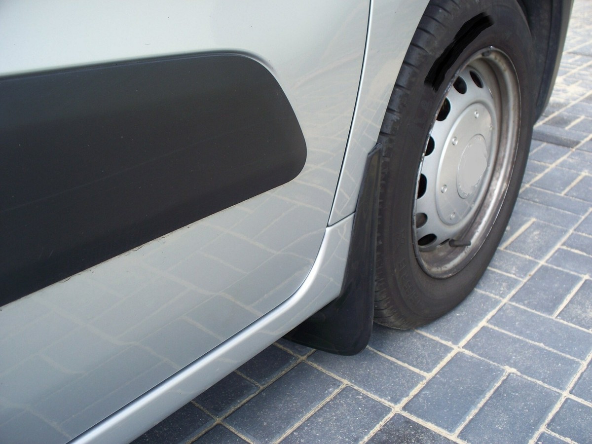 Bavettes Avant (2 Pcs) 🚀 Pour Dacia Sandero 2007-2013 – Personnalisez Votre Voiture | DDTuning