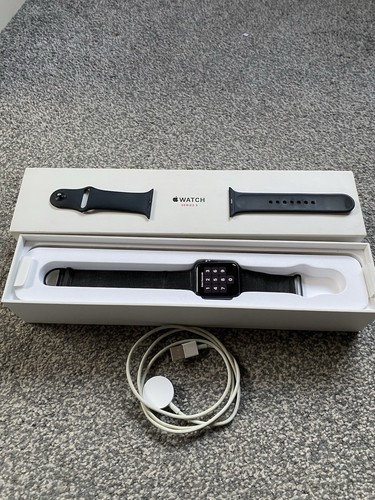 Apple Watch Series 3 42mm GPS Cellular Space Grey ceramic back inc. 3 straps - Picture 1 of 11