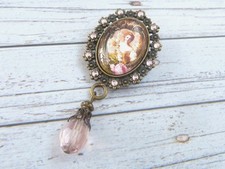 Brosche im Barock Design mit Dame rosa bronzefarben Schal Schmuck Taschen