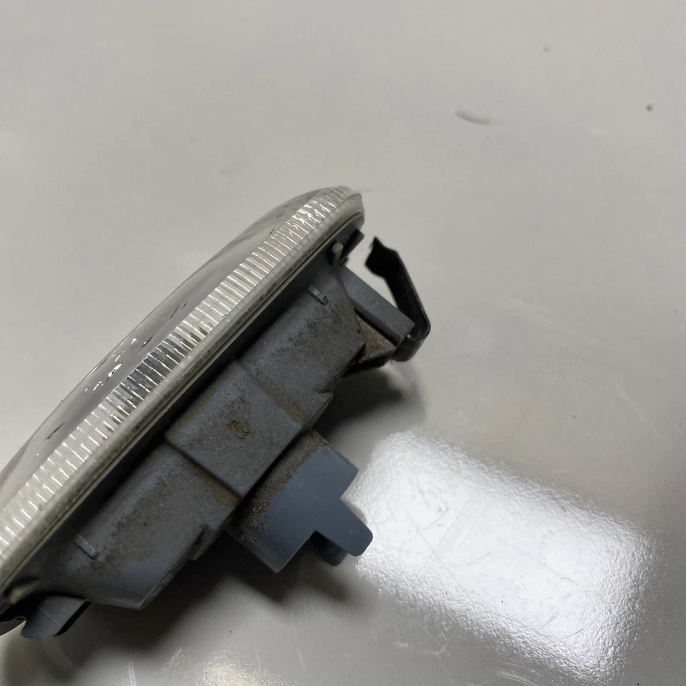 02-06 AUDI A4 QUATTRO FRONT RIGHT PASSENGER SIDE MARKER TURN LIGHT OEM - Image 3 of 4