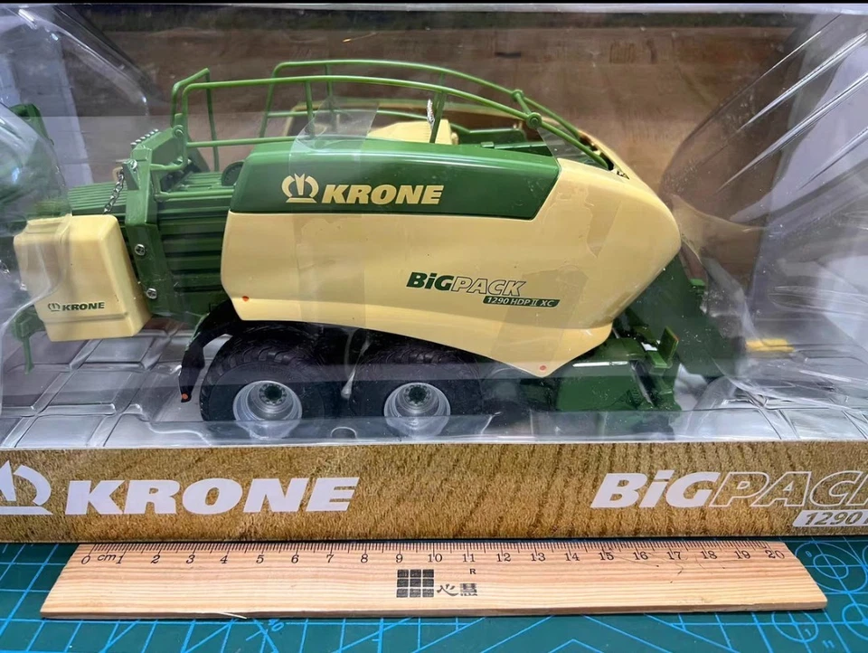 Bruder 1/32Krone BiG Pack 1290 HDP VC Baler with 2 Hay Bales 02033 - Image 3 of 4