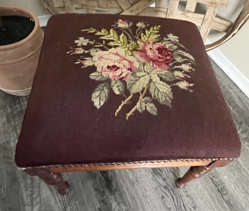 Taburete de pie antiguo período Eastlake tapiz de madera punta de aguja borgoña 20x20x15 Foto 2 de 4