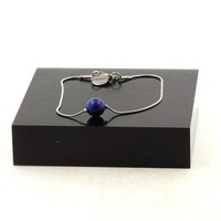 Mineralien Und Edelsteine. Armband Aus Edelstahl Mit Einer Perle Lapis Lazuli