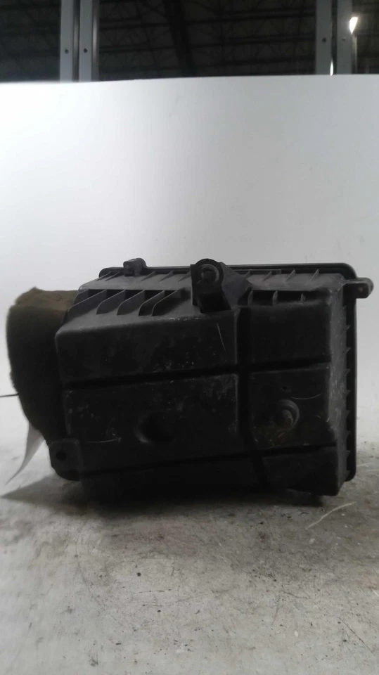 Used Air Cleaner Assembly fits: 2007 Gmc Yukon xl 1500 8.1 Grade A - Image 2 of 4