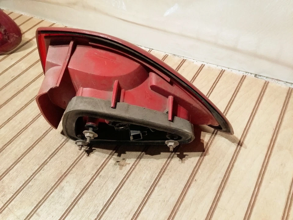 ЗАДНИЙ ФОНАРЬ CHEVY CAVALIER 2 ДВЕРИ СО СТОРОНЫ ВОДИТЕЛЯ ОТ ОРИГИНАЛЬНОГО ПРОИЗВОДИТЕЛЯ 2003-2005 - Изображение 3 из 4