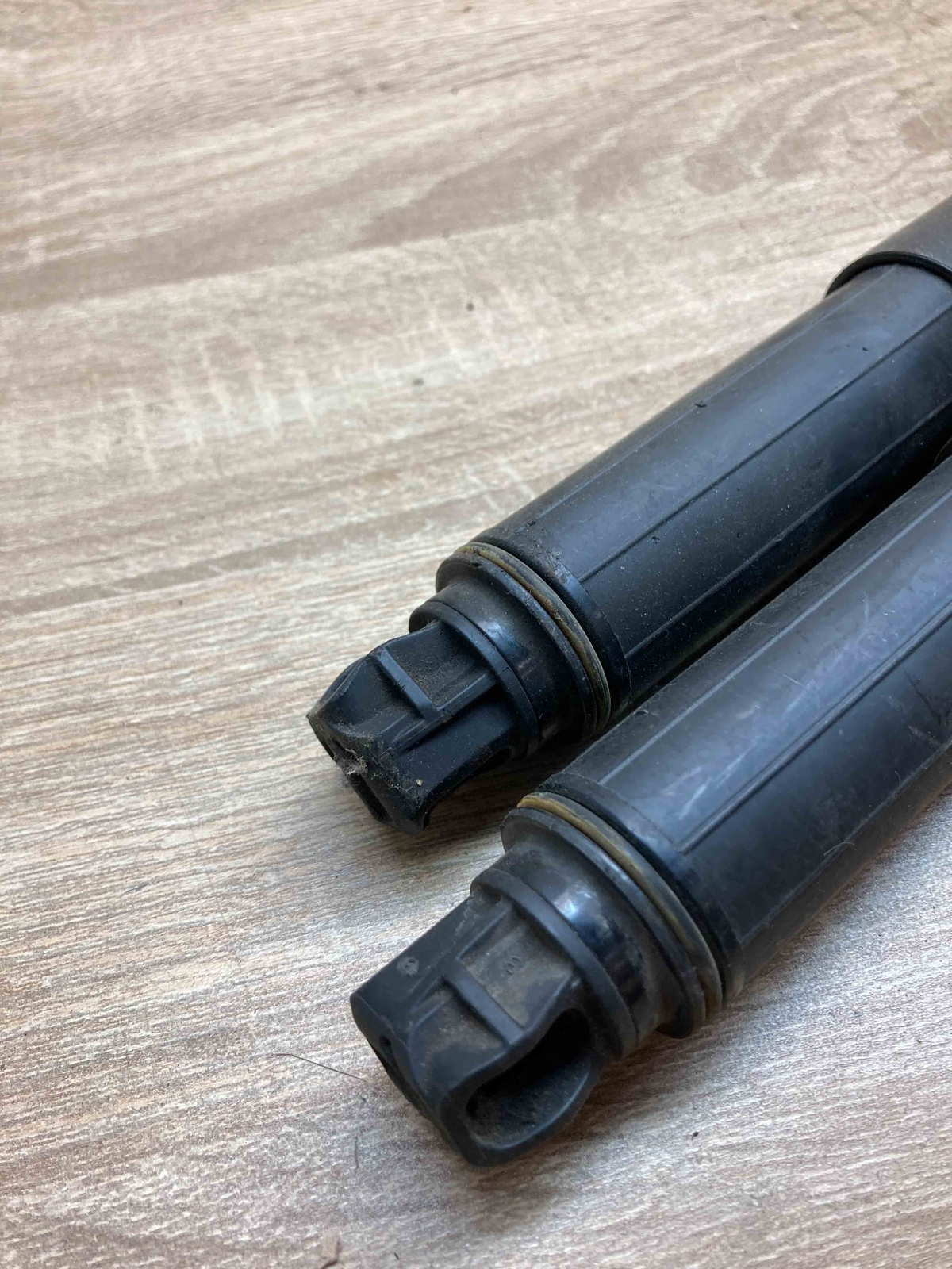 7318651 7318652 BMW F16 Series TAILGATE SUPPORTS GAS STRUTS 