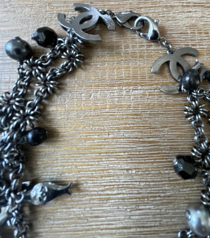 Chanel Collar Cadena Doble Capa, Perlas Blanquecinas con Logo CC Hojas de Higuera Foto 4 de 4