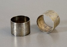 2 rari anelli per tovaglioli porta tovaglioli argentati con monogramma del 19...