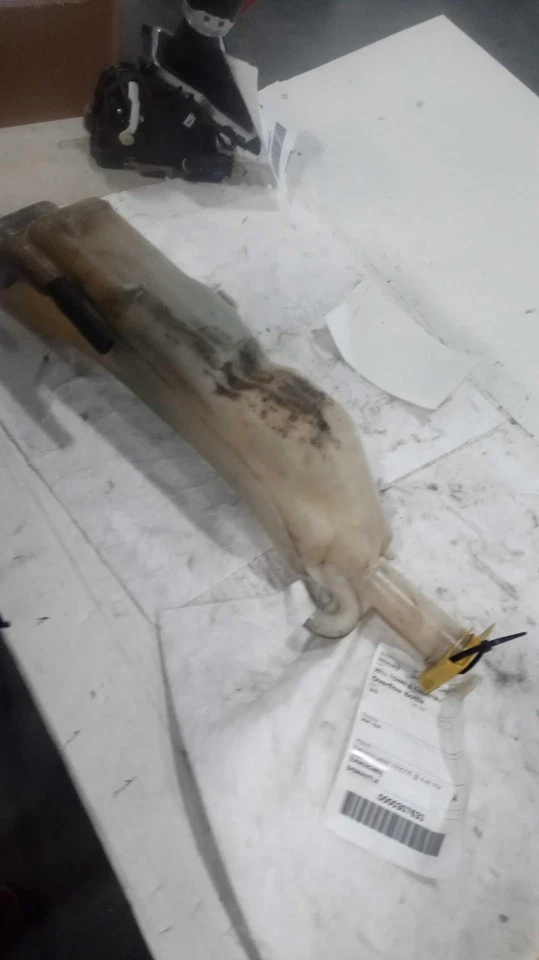 2011 Chrysler Town & Country Engine Coolant Reservoir Green OEM 4677569AC Foto 2 de 4