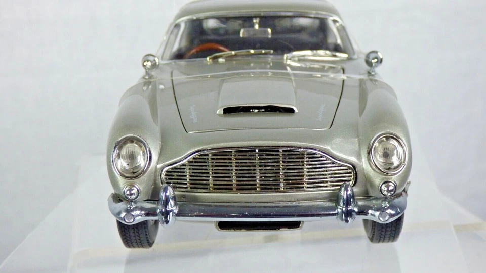 Carro de brinquedo detalhado Aston Martin DB5 1:18 James Bond 007 Joyride sem tempo para morrer - Imagem 4 de 4