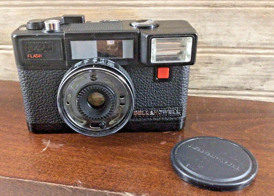 Vintage MCM Bell & Howell 35mm Camera EZ35 With Lens Protector Cover NOT TESTED - Image 4 of 4