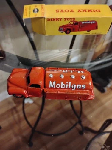 Dinky Toys #440 TANKER "MOBILGAS" .ORIGINAL BOX BY MECCANO LTD. ENGLAND.