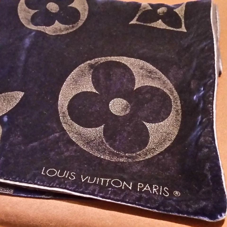 Bufanda de terciopelo con logotipo de flor azul marino oscuro seda y rayón envoltura de lujo usada Foto 3 de 4