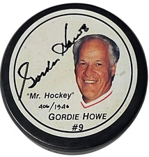 Gordie Howe signed Logo Foto Puck- /1946- Mr. Hockey/Detroit Red Wings - COA HOF