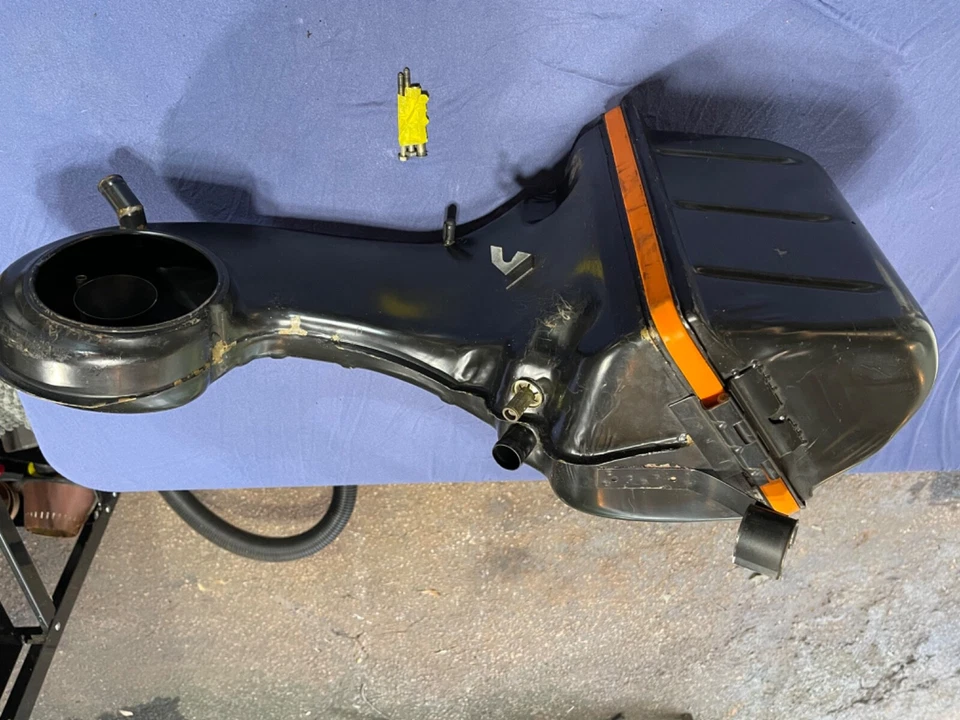 Carcasa purificador de aire Porsche 930 usada 930 110 020 01 Foto 4 de 4