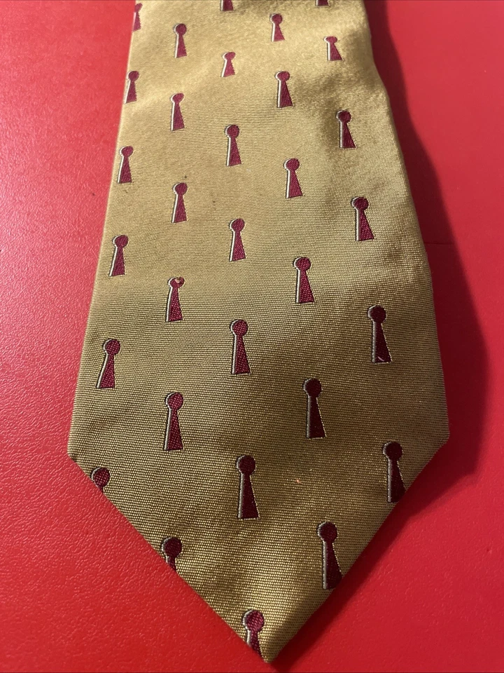 Corbata de seda Lee Allison de colección usada en excelente estado cuatro en manos/corbata temática de cerraduras Foto 2 de 4