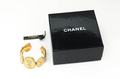 【大人の女性を演出】CHANEL CCロゴ バングル CHANEL CC Logos Oval Emblem Cuff Bracelet 5.5