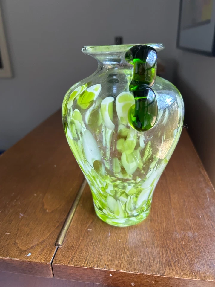Jarrón soplado a mano verde blanco salpicaduras mangos aplicados 7" T Foto 4 de 4
