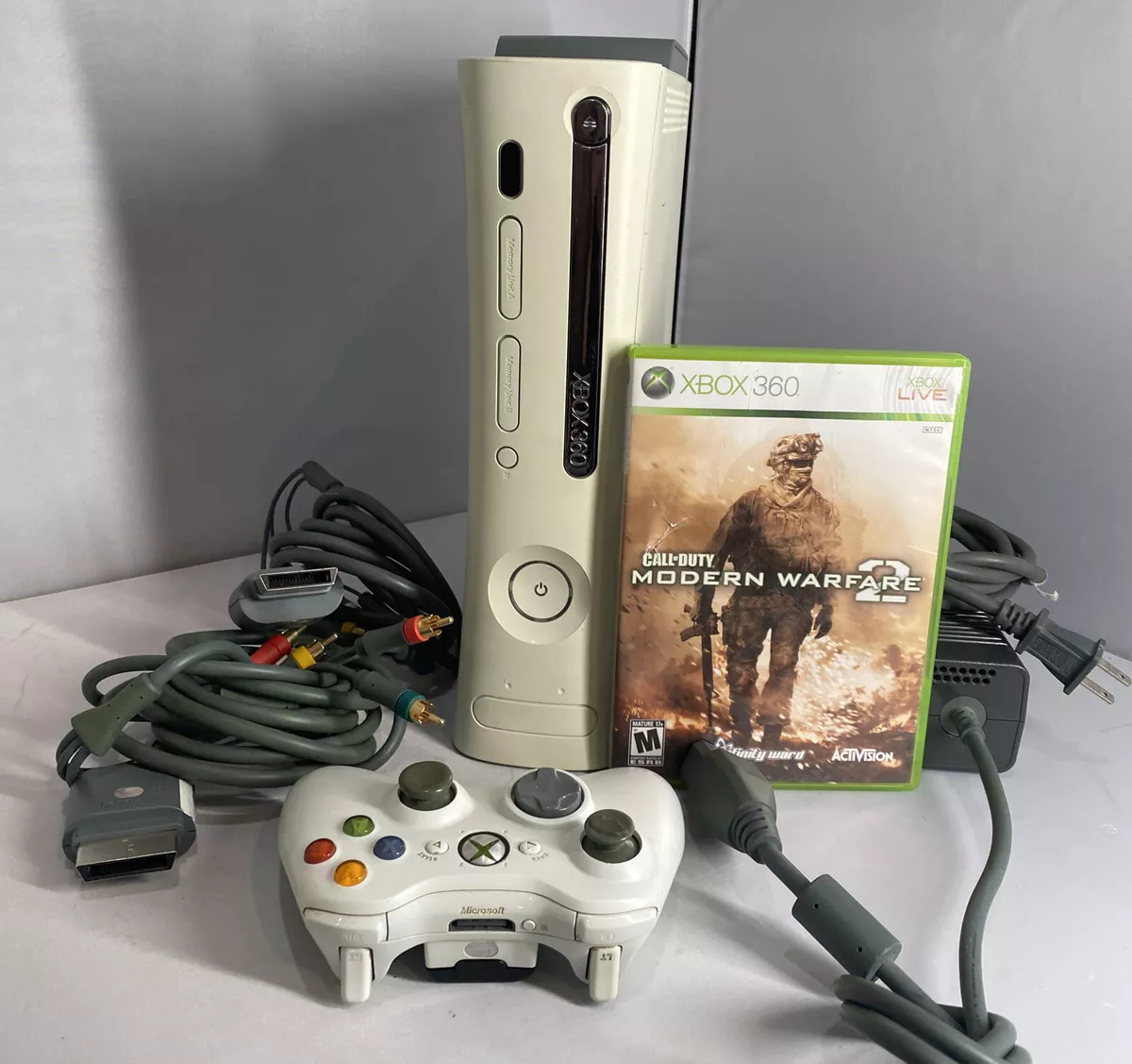 Microsoft Xbox 360 Core System White Console with One Controller 12 Gb HD  W/ MW2