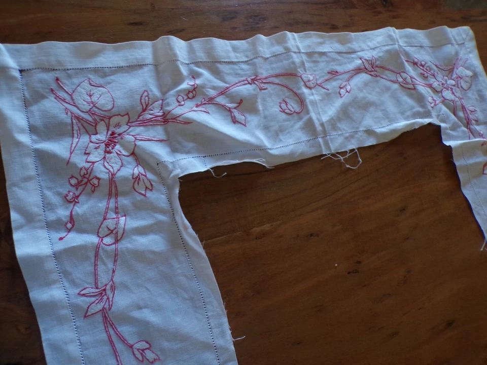 Linge ancien Tour de nappe en lin brodé de fleurs rouges ( ref 34 ) - Photo 2/4