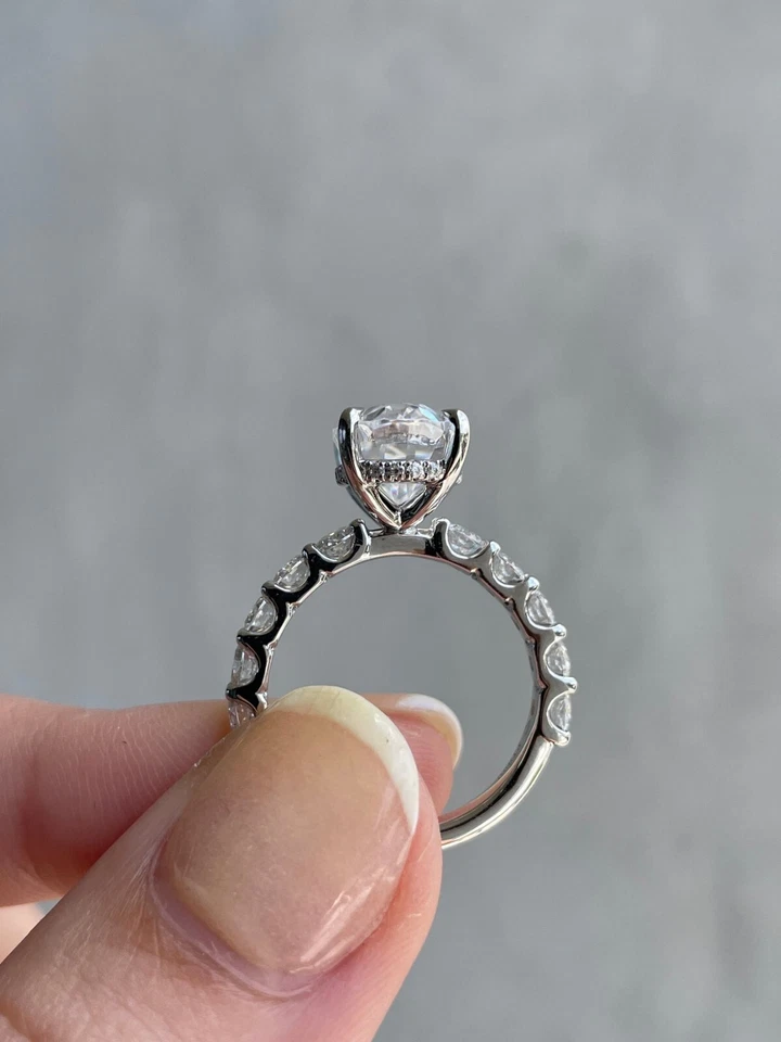 Anillo de diamantes VS1 E de corte ovalado de 3,7 quilates certificado IGI elaborado en oro de 14k. Foto 4 de 4