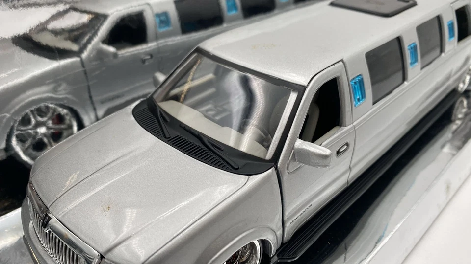 MAI31252 Maisto Lincoln Navigator Limo 1/24, alcuni segni sulla vernice - Immagine 2 di 4