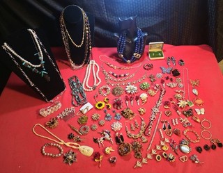 Enorme lotto gioielli vintage spille collane orecchini bracciali