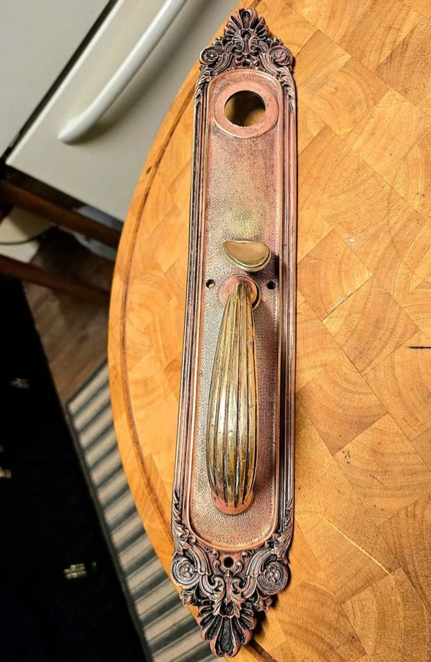 Tirador de puerta victoriano de principios de 1900 manija de pulgar placa de bronce superposición de cobre. 18" Foto 2 de 3