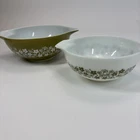 PYREX Crazy Daisy Cinderella Mixing Bowl Set 444 4Qt Green & 442 1.5 qt Wht Vtg