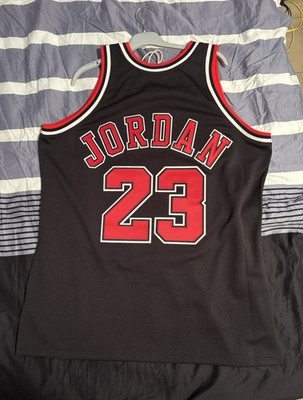 Mitchell & Ness Chicago Bulls Michael Jordan #23 Trikot Herren XL schwarz/rot